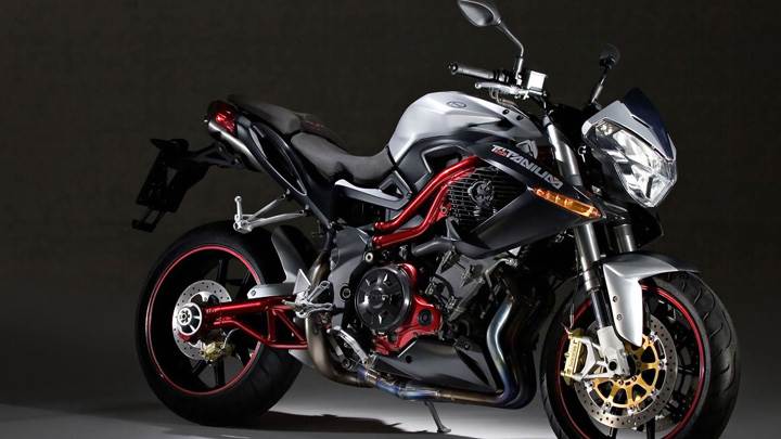 Side Pose Of Benelli Tornado Naked Tre Titanium 1130 In Black